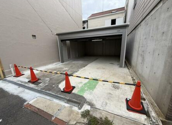 岸田堂南町ガレージの駐車場