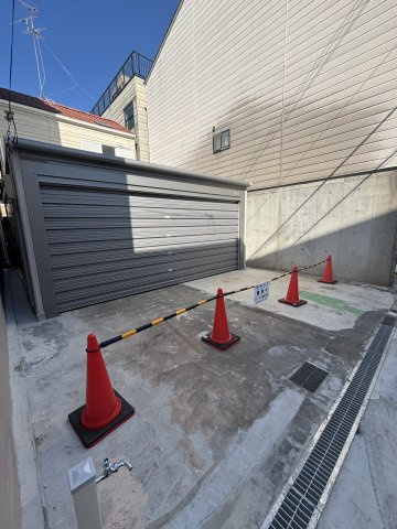 岸田堂南町ガレージの外観