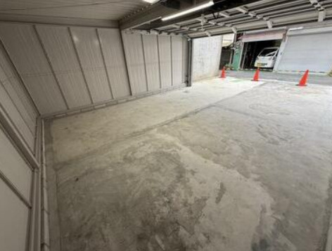 岸田堂南町ガレージの内装