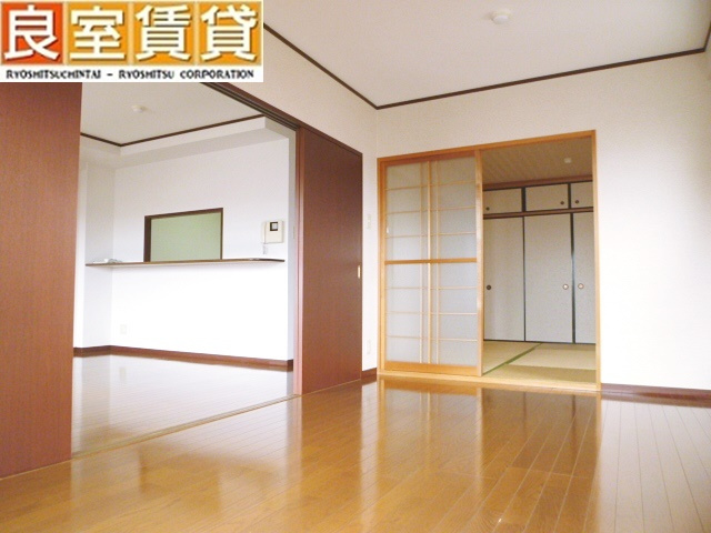 【洋室】 | ネスト三吉 | 南洋室　6.7帖