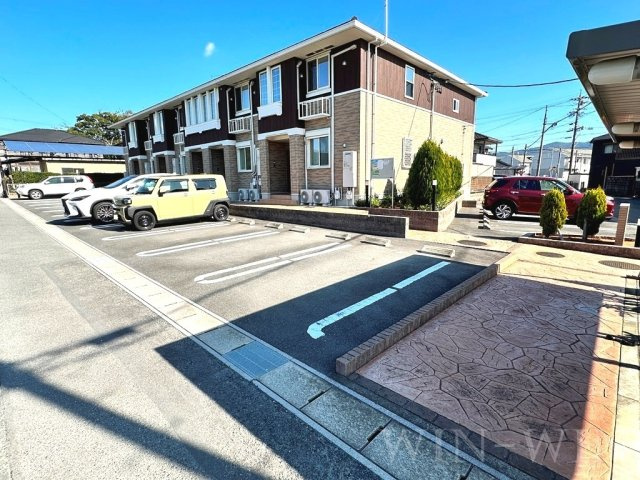 グレイス牛川の駐車場