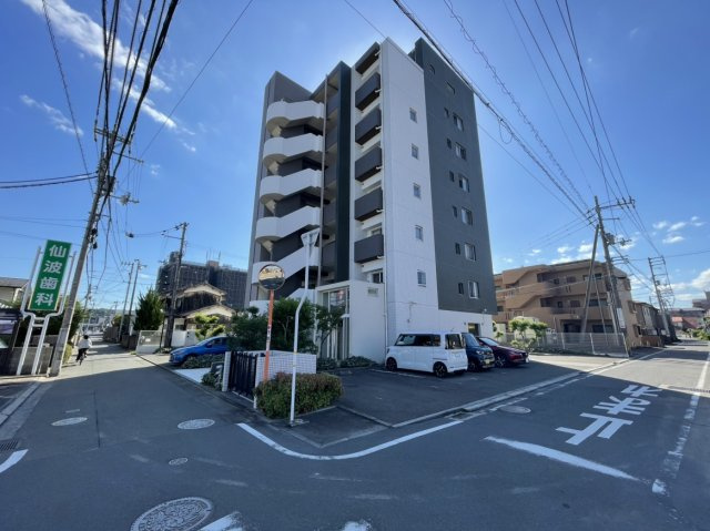 ヴェルシェーナ東石井の外観|落ち着いた色合いのタイル貼りが印象的な、鉄筋コンクリート造8階建ての手入れの行き届いたマンションです