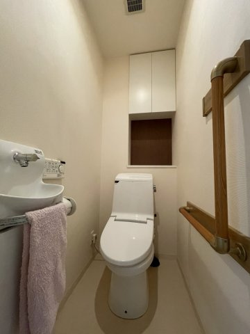 ヴェルシェーナ東石井のトイレ|温水洗浄便座が設置された清潔感あふれるトイレで、毎日快適に気持ちよく使用することができる空間です。