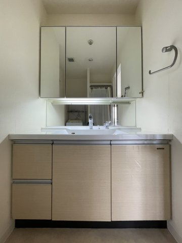 ヴェルシェーナ東石井の洗面所|使いやすい三面鏡タイプの洗面化粧台を採用しており、鏡裏のスペースに小物を綺麗に整理収納できます。