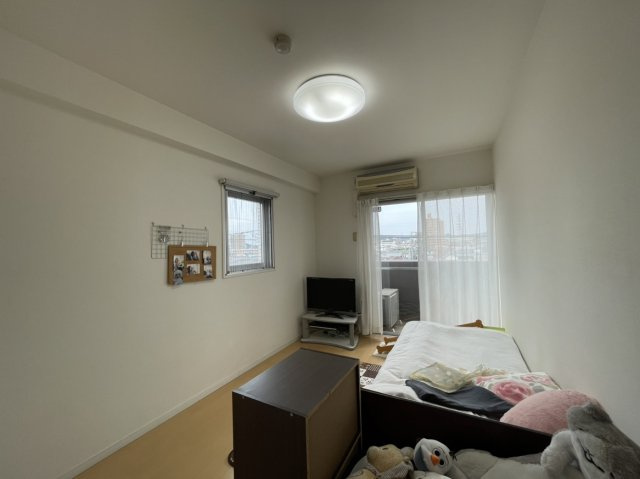 ヴェルシェーナ東石井の洋室|約7.8帖のゆとりある洋室。ベッドなどの家具を置いてもゆったり過ごせる落ち着いた空間です。