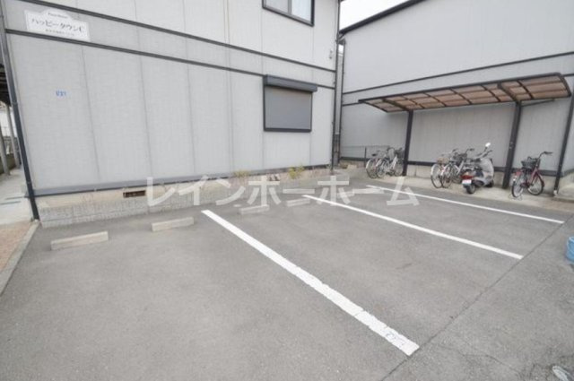ハッピータウンC棟の駐車場