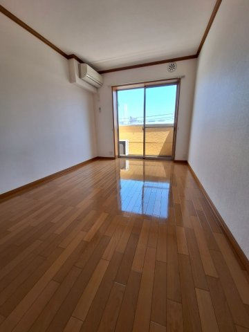 上原中村マンションの洋室