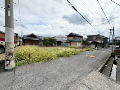 【周辺】 | 千原町１丁目　新築一戸建 | 大きなウォークインクローゼットございます！季節の荷物やかさばる荷物やお子様の思い出の品などの収納場所に困らないですね！