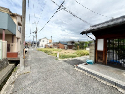 【前面道路含む現地写真】 | 千原町１丁目　新築一戸建 | 現地見学当日から承っております♪現地周辺の環境や、駅までの道のりなど周辺環境も合わせてご確認いただき、ぜひご検討ください！
