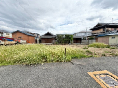 【外観】 | 千原町１丁目　新築一戸建 | 【浴室乾燥機付】浴室には窓があり換気良好に保てます♪浴室暖房乾燥機付きで機能面も十分です！