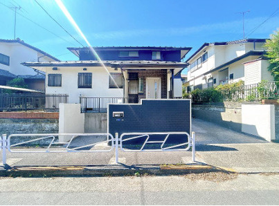 八王子市北野台　中古戸建の外観|外壁塗装済みで清潔感あふれる明るい佇まいの外見です。敷地内にはお車1台分の駐車スペースを完備しています。全面道路は幅員約5.7mの公道となっており、毎日の出し入れや運転もスムーズに行えます