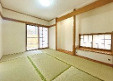 八王子市北野台　中古戸建の和室|1階のLDKに隣接した畳の温もりが心地よい6帖の和室です。押入と床の間を備えており、客間やお子様のお昼寝スペース、遊べるキッズコーナーなど多目的にご活用いただけます。