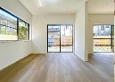 八王子市北野台　中古戸建の居間・リビング|約18.5帖のゆったりとした広さがある明るいLDKです。二面採光で自然光がしっかり差し込み、風通しも良好です。ご家族がゆったりと集まり、食事やくつろぎの時間を快適に過ごせます。