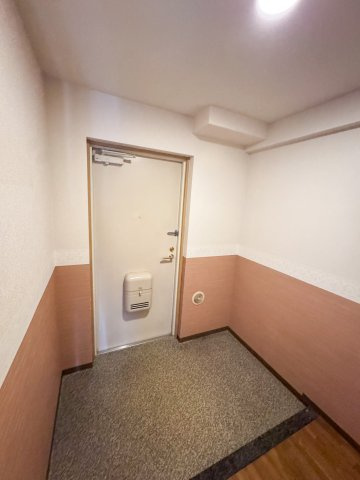 グレイスケヤムラの玄関