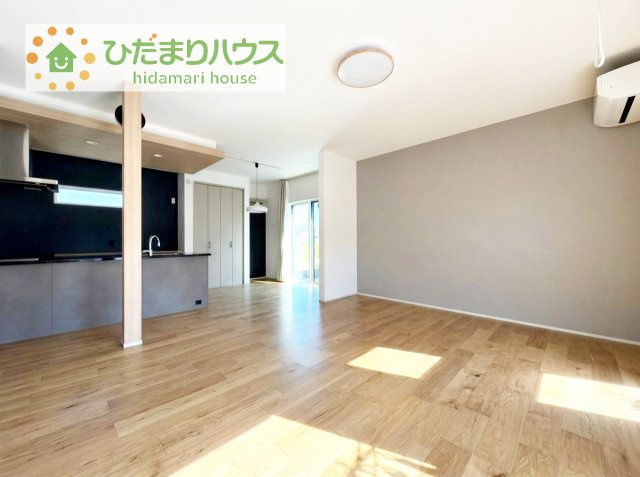 【居間・リビング】 | つくばみらい市小張　中古戸建 | 日当たりの良いリビングで明るい空間が演出されています！