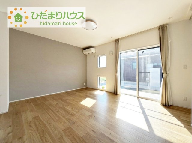 【居間・リビング】 | つくばみらい市小張　中古戸建 | 南向きのリビングで日当たり良好！