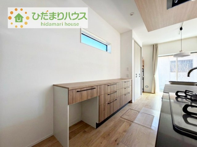 【キッチン】 | つくばみらい市小張　中古戸建 | 備え付けの収納があり、キッチンまわりもスッキリ！