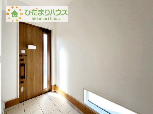 【玄関】 | つくばみらい市小張　中古戸建 | 小窓があり明るい玄関となります！