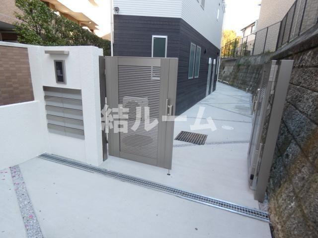 中野区新井４丁目のアパートのエントランス