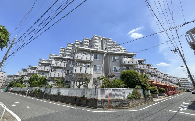 上板橋サンライトマンションAH棟の外観|新規リノベーションマンションにつき快適に新生活をスタートできます♪
家族の集うＬＤＫは陽当りが良く広々と16.2帖の解放感あふれる空間です
駅徒歩5分♪♪