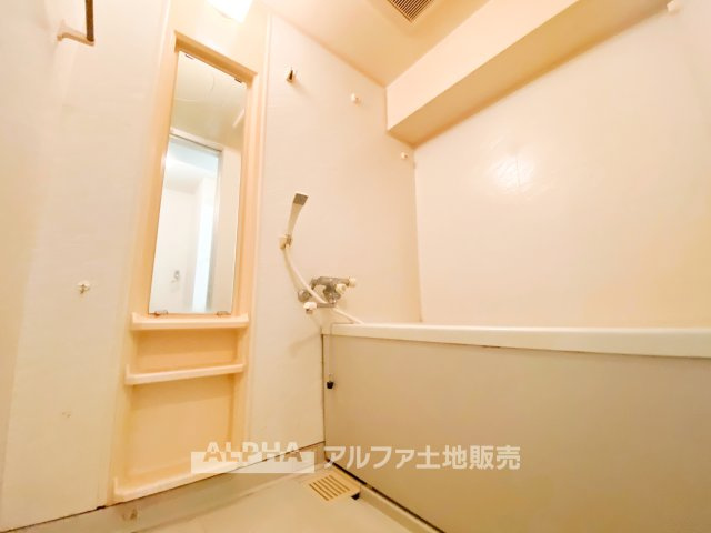 セザール八王子北野公園の浴室|※リフォーム前の写真です。
【Relax Bath】◆ユニットバス新規交換予定◆一日の疲れを癒やすバスルーム。新しい浴室設備で、毎日の入浴時間を心地よく過ごせる空間へと生まれ変わります。
