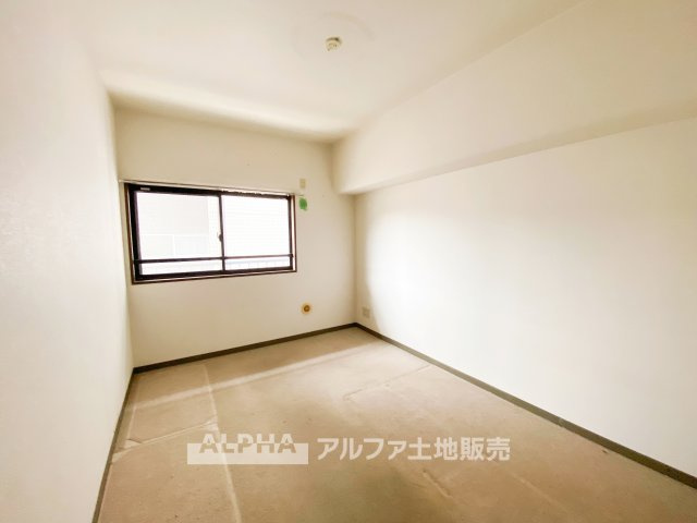 セザール八王子北野公園の洋室|※リフォーム前の写真です。
【Private Room】◆フローリングへ変更予定◆ベッドやデスクを配置して、寝室や書斎など幅広い用途に活用できる居室。自分らしい空間づくりを楽しめます。