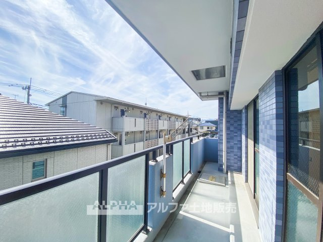 セザール八王子北野公園のバルコニー|【Sunny Balcony】◆南西向きバルコニー◆リビングや洋室に面した屋外スペース。洗濯物を干したり、外の空気を感じたりと、毎日の暮らしに役立つ場所です。