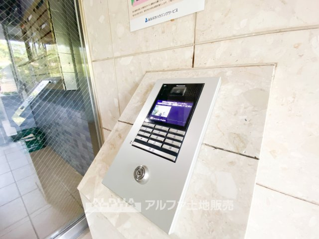 セザール八王子北野公園のエントランス|【Secure Living】◆来訪者を映像で確認◆カラー画面で玄関先の様子を確認できるインターホン。ドアを開ける前に訪問者を確かめられ、防犯面にも配慮された設備です。