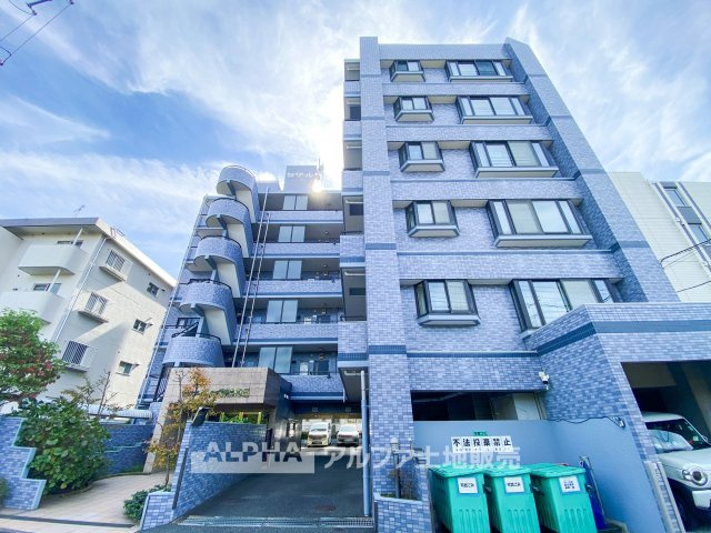 セザール八王子北野公園の外観|【Everyday Comfort】◆総戸数20戸のマンション◆エレベーターや宅配ボックスを備えた共用設備。毎日の暮らしに役立つ機能が整えられた住まいです。