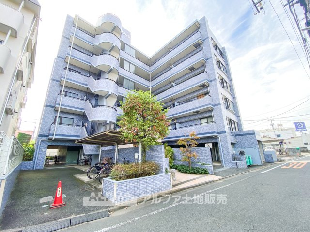 セザール八王子北野公園の外観|【Urban Living】◆2駅利用可能な立地◆京王線「北野」駅とJR「八王子」駅が利用可能。通勤や休日のお出かけなど、行き先に合わせた移動が考えられます。