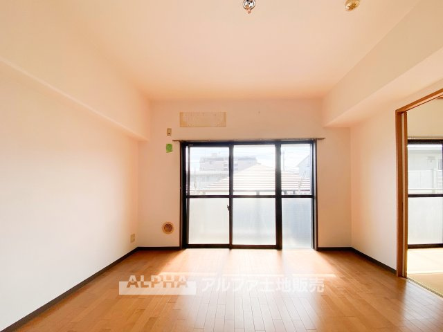 セザール八王子北野公園の居間・リビング|※リフォーム前の写真です。
【Natural Living】◆心地よい毎日のために◆南西向きのLDKは、家族で過ごす時間にも、一人でくつろぐ時間にも寄り添う空間です。