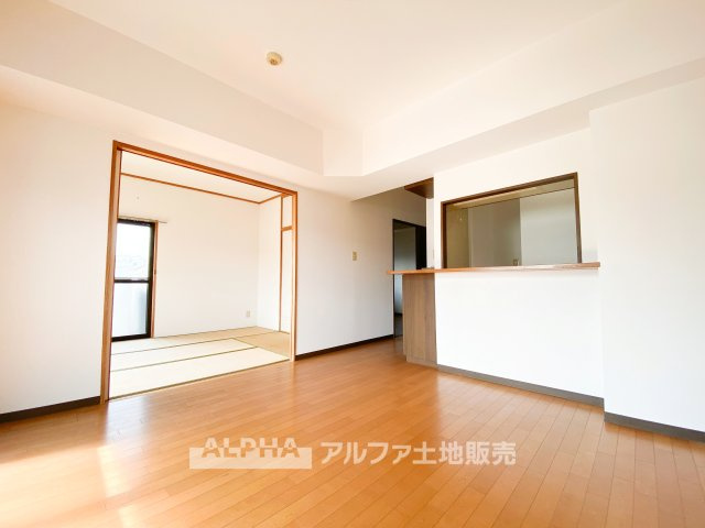 セザール八王子北野公園の居間・リビング|※リフォーム前の写真です。
【Comfortable Space】◆新しい内装で始める暮らし◆クロス貼替やフローリング上貼りを予定。家具やインテリアを考える楽しみが広がります。