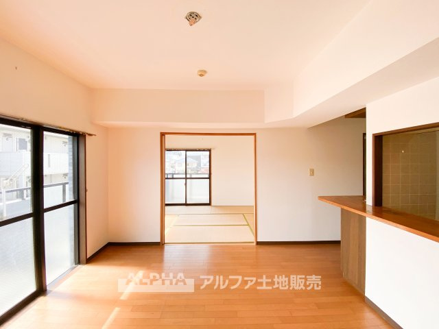 セザール八王子北野公園の居間・リビング|※リフォーム前の写真です。
【Bright Living】◆南西向きのリビング◆明るい光を取り込むLDK。家族で食卓を囲んだり、くつろいだりと、毎日の暮らしの中心となる空間です。