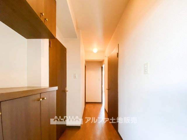 セザール八王子北野公園の収納|※リフォーム前の写真です。
【Welcome Home】◆住まいの第一印象をつくる玄関◆居室へとつながる玄関スペース。帰宅した家族を迎え、毎日の暮らしが始まる場所です。