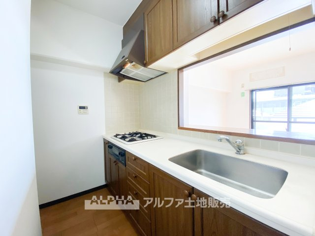 セザール八王子北野公園のキッチン|※リフォーム前の写真です。
【Kitchen Life】◆システムキッチン新規交換予定◆リビングを見渡せるカウンターキッチン。料理をしながら家族との会話も楽しめる配置です。