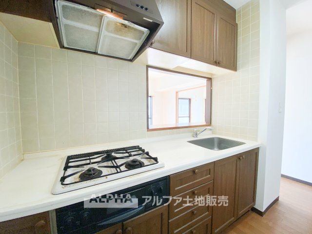 セザール八王子北野公園のキッチン|※リフォーム前の写真です。
【Kitchen Comfort】◆家族との会話が弾む◆リビングを見渡せるカウンターキッチン。料理をしながら家族の様子を感じられ、毎日の食事の準備も楽しくなる空間です。