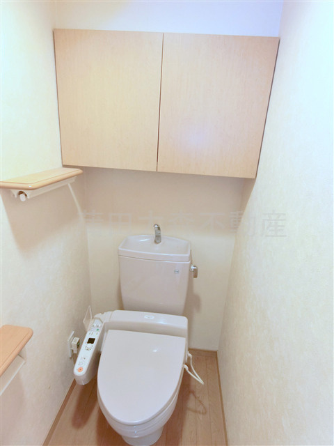 ルーブル蒲田参番館のトイレ|棚収納と温水洗浄便座付きのトイレ