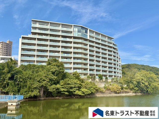 ラグナヒルズレジデンスアクアの外観|猫ヶ洞池のほとりに建つ「ラグナヒルズ」レジデンスアクア棟。水辺と緑に囲まれた住環境です