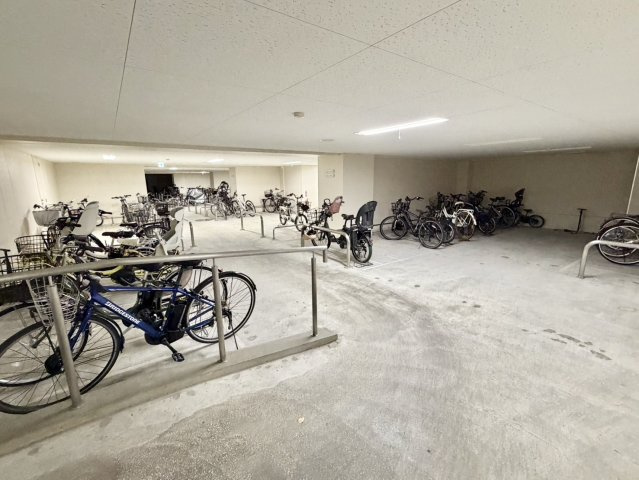 ラグナヒルズレジデンスアクアの駐輪場|屋内の駐輪場