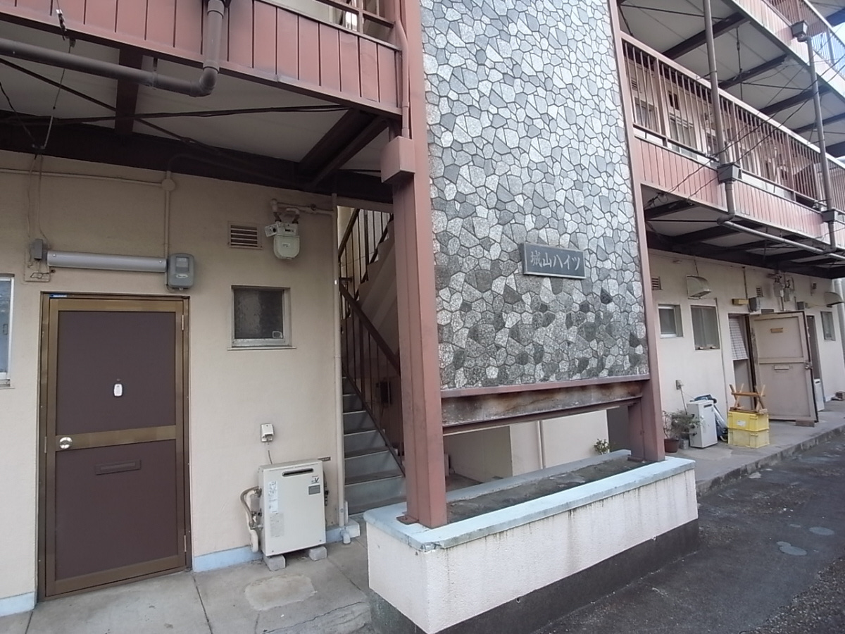 城山ハイツのエントランス