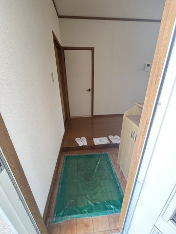 府中市住吉町３丁目のアパートの玄関