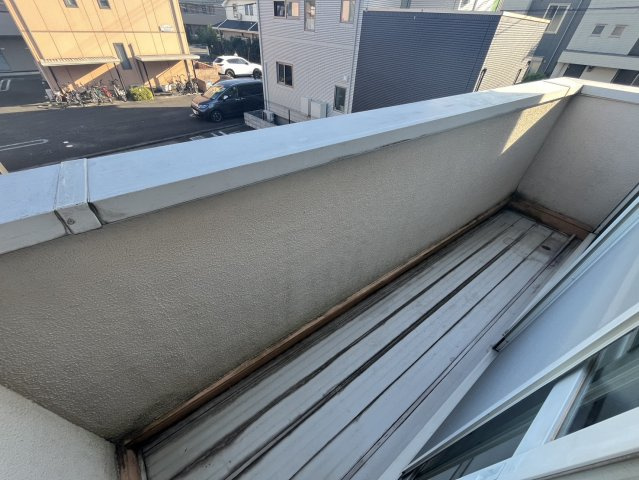 府中市住吉町３丁目のアパートのバルコニー