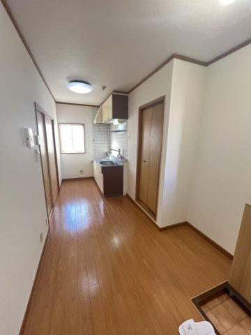 府中市住吉町３丁目のアパートの居間・リビング