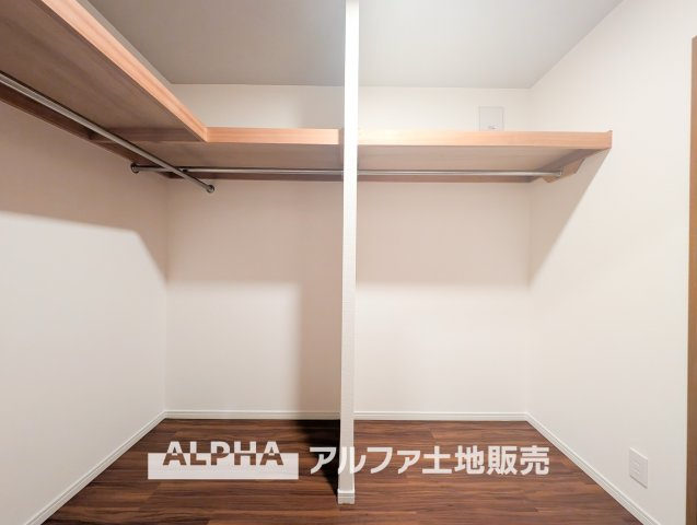 国立市西1丁目　中古戸建の収納|【Smart Storage】◆暮らしを整える収納スペース◆衣類や日用品、季節のアイテムなどを整理して収納。生活用品をまとめることで、居室をすっきりと使えます。