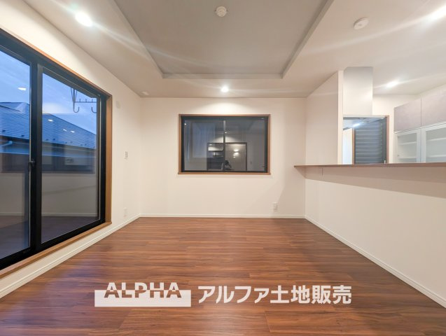 国立市西1丁目　中古戸建の居間・リビング|【Fresh Interior】◆内装リフォーム済◆クロスとフローリングを張替えた室内。新しく整えられた空間で、家具やインテリアを考える楽しみが広がります。