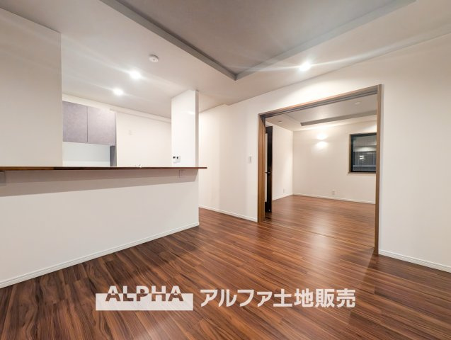 国立市西1丁目　中古戸建の居間・リビング|【Family Moments】◆会話が広がる住空間◆家族が自然と顔を合わせるリビング。食事や団らんを通して、日々の何気ない時間を大切にできる場所です。
