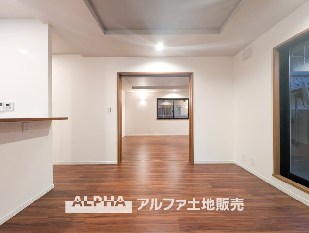 国立市西1丁目　中古戸建の居間・リビング|【Family Moments】◆会話が広がる住空間◆家族が自然と顔を合わせるリビング。食事や団らんを通して、日々の何気ない時間を大切にできる場所です。