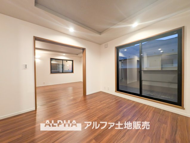 国立市西1丁目　中古戸建の居間・リビング|【Spacious Living】◆家族が集まるリビング◆食事を囲んだり、ソファでくつろいだりと、家族それぞれの時間を楽しめる空間。毎日の暮らしに寄り添う住まいです。