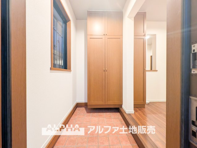 国立市西1丁目　中古戸建の玄関|【Welcome Home】◆住まいの第一印象をつくる玄関◆家族や来客を迎える玄関スペース。室内へと続く動線を備え、日々の外出や帰宅を支える場所です。