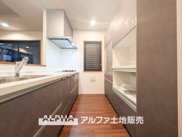 国立市西1丁目　中古戸建のキッチン|【Kitchen Comfort】◆システムキッチン新規交換済◆毎日の料理を支えるキッチンスペース。新しく交換された設備で、食事の準備や後片付けも気持ちよく行えます。
